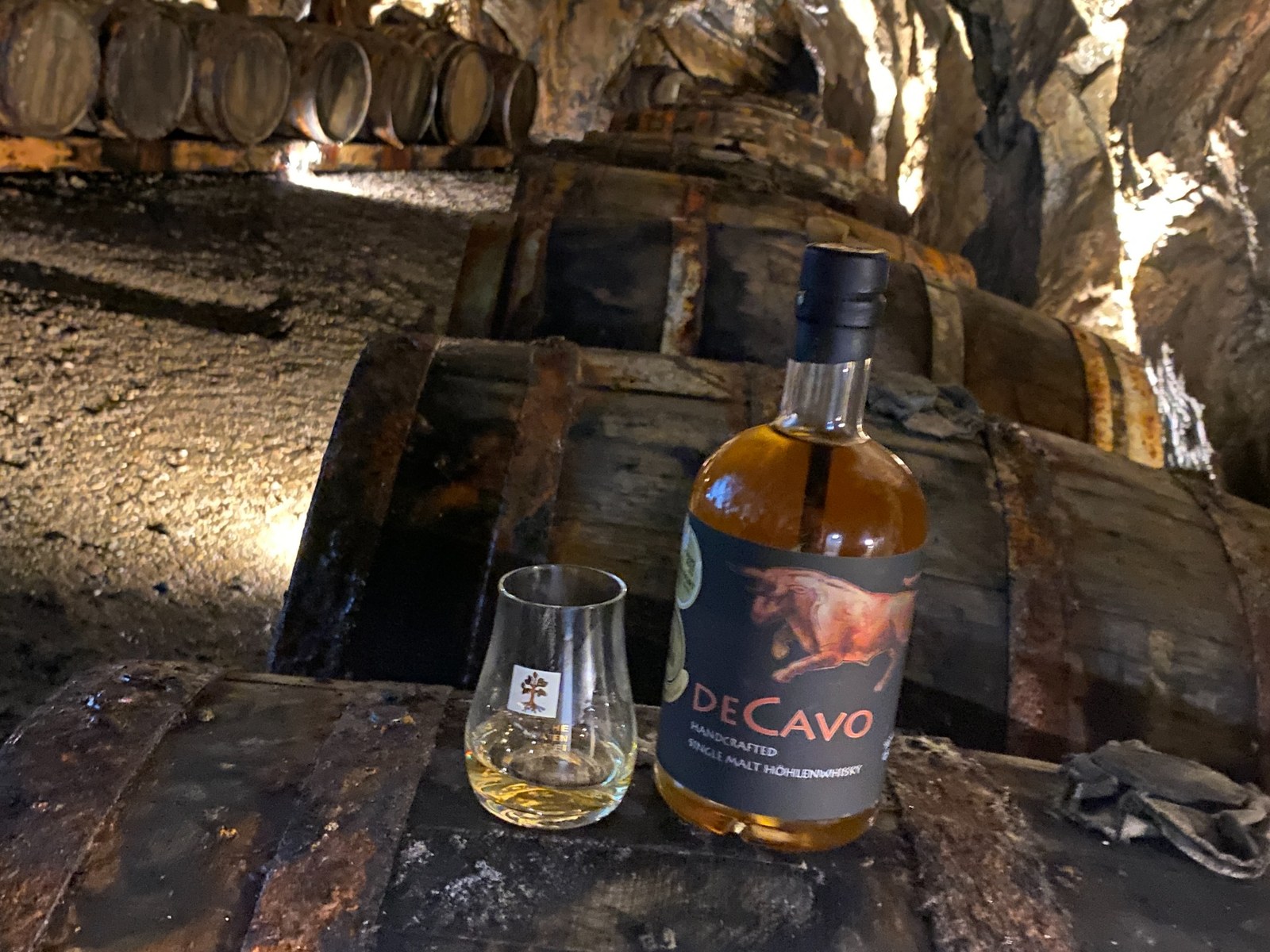DeCavo Whisky vor Whiskyfässern