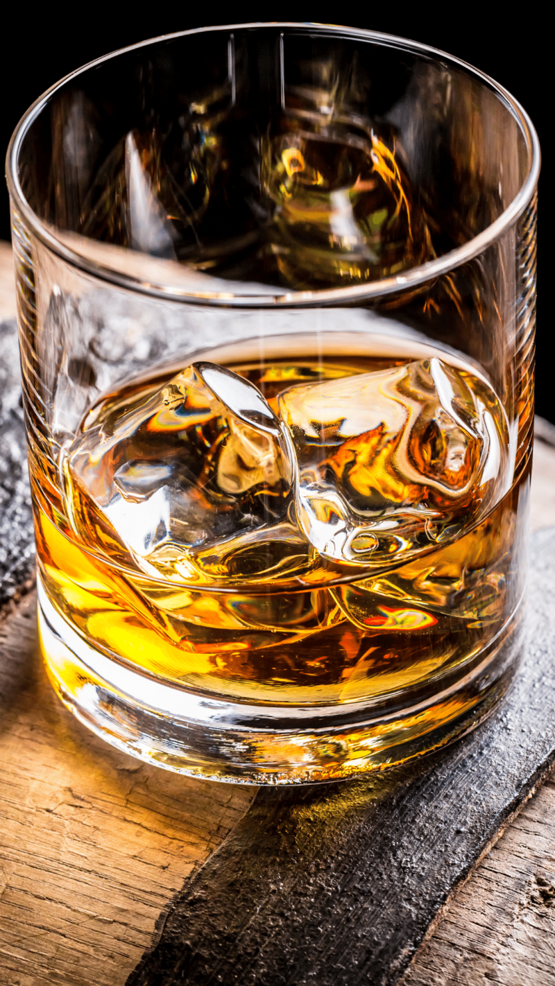 Whisky in einem Glas auf einem Fass